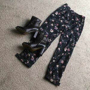 CHRISTY & CO/BLACK-FLORAL ANKLE BUTTON PANTS/NEW